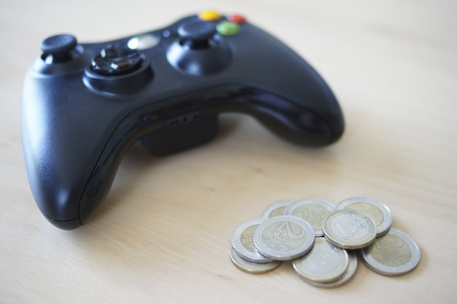 The DLC Trap - Xbox 360 Controller mit Münzen